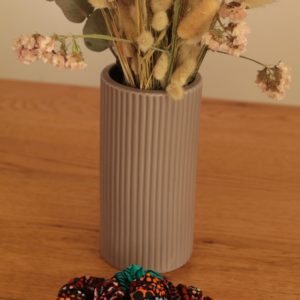 Scrunchies (Haarband) aus Waxprint-Stoff vor einer Vase mit Trockenblumen